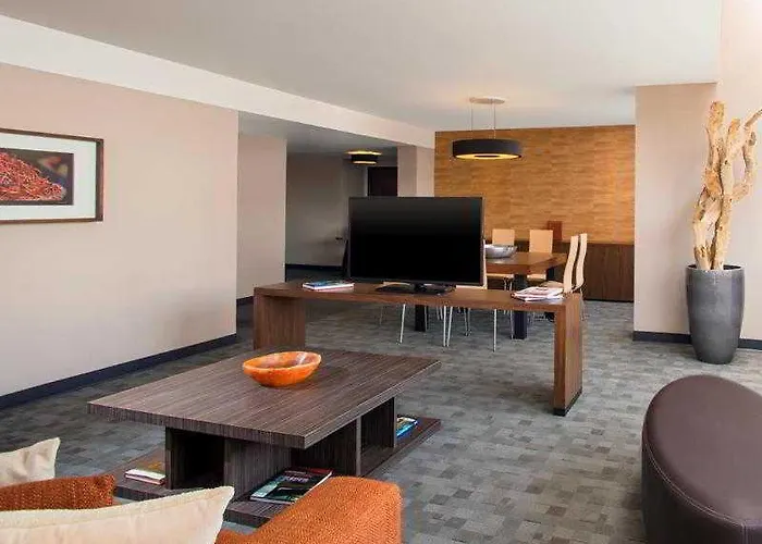 Sheraton Santa Fe, Hotel